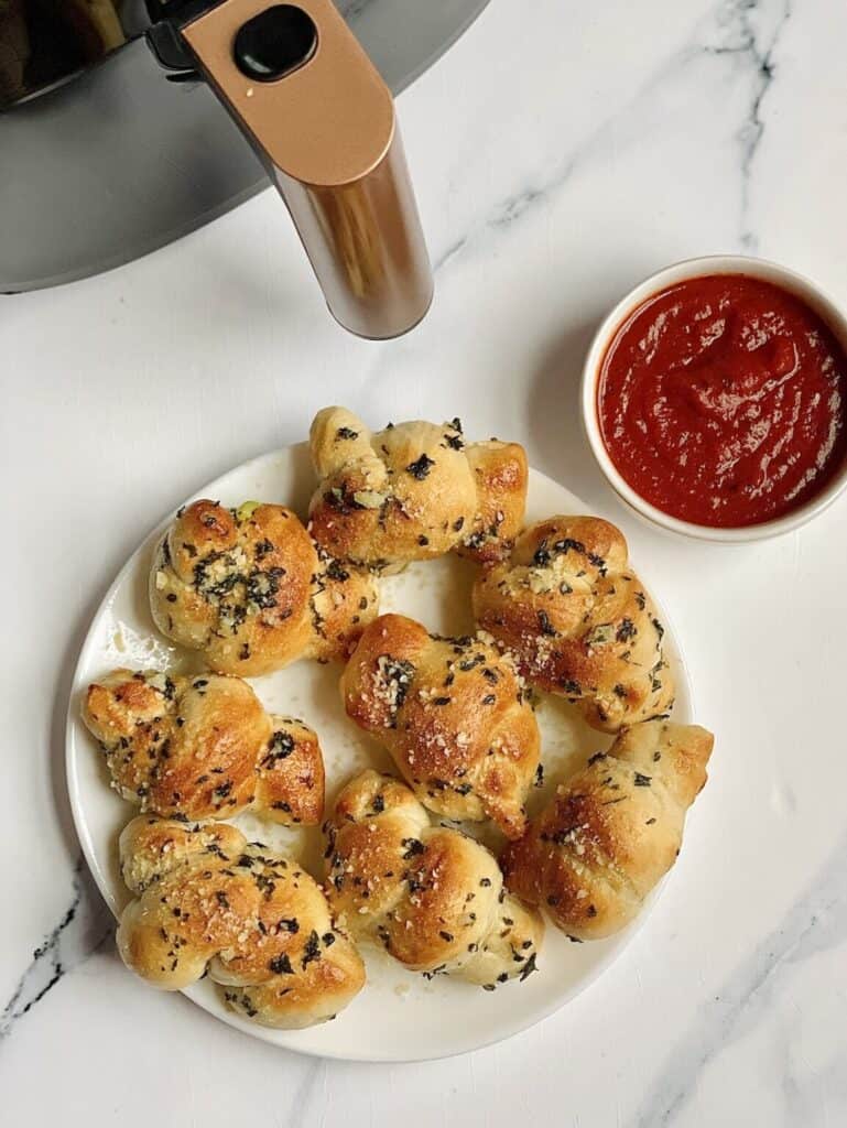 https://thevirtualcaterer.com/wp-content/uploads/2022/10/air-fryer-garlic-knots-5-1153x1536-1-769x1024.jpg